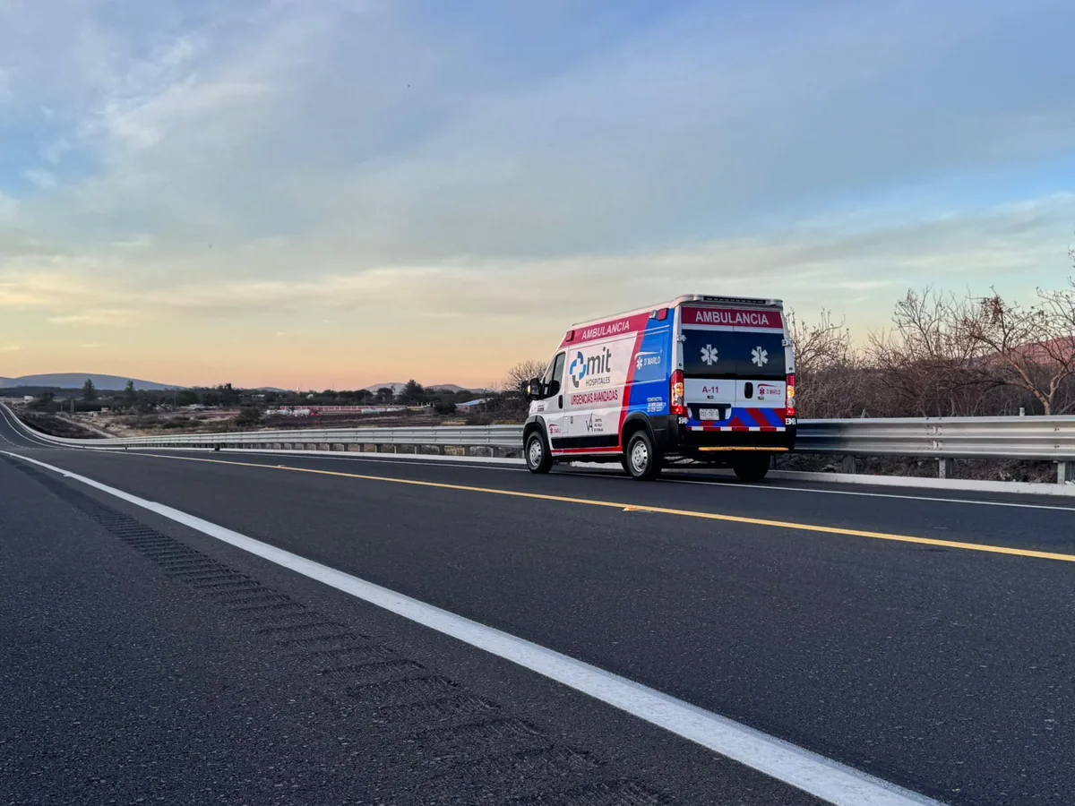 Ambulancia D'Marlo realizando traslado local y foráneo en carretera